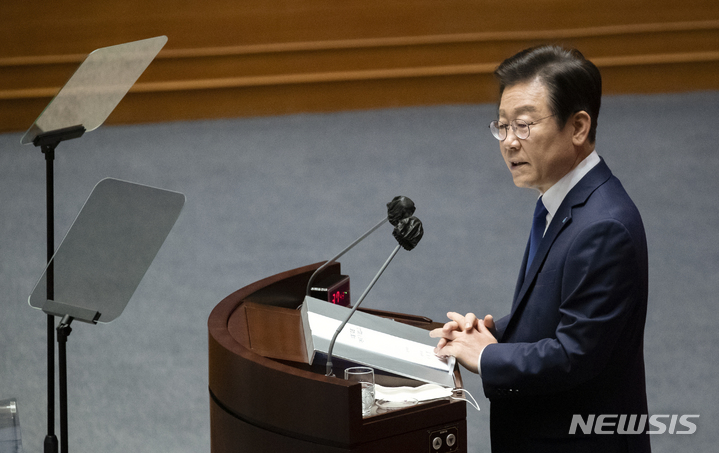 [서울=뉴시스] 최진석 기자 = 이재명 더불어민주당 대표가 28일 서울 여의도 국회에서 열린 제400회 국회(정기회) 제08차 본회의에서 국정에 관한 교섭단체대표연설을 하고 있다. (공동취재사진) 2022.09.28. photo@newsis.com