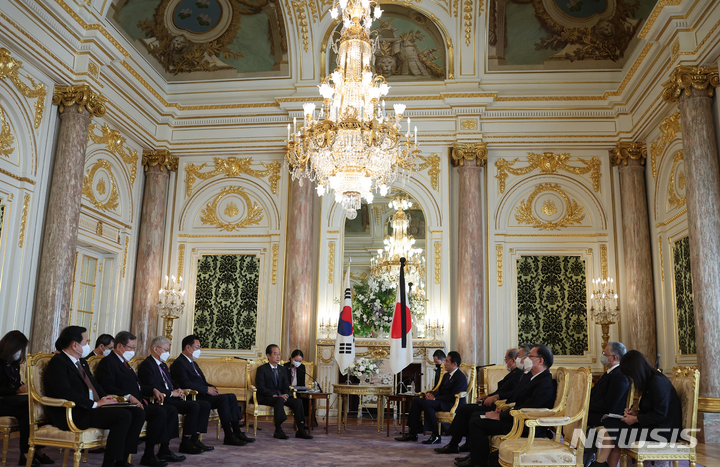 [도쿄=뉴시스] 김명원 기자 = 한덕수 국무총리가 28일 오전 일본 도쿄 아카사카 영빈관에서 기시다 후미오 일본 총리와 면담을 하고 있다. 2022.09.28. kmx1105@newsis.com