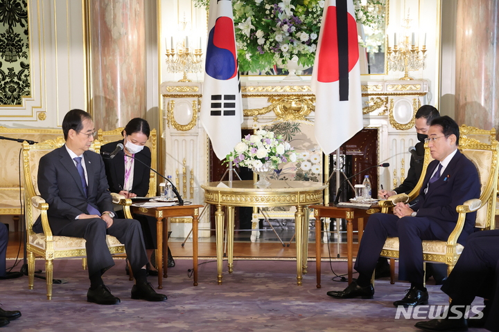 [도쿄=뉴시스] 김명원 기자 = 한덕수 국무총리가 28일 오전 일본 도쿄 아카사카 영빈관에서 기시다 후미오 일본 총리와 면담을 하고 있다. 2022.09.28. kmx1105@newsis.com