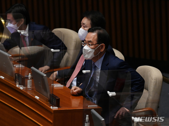 [서울=뉴시스] 전진환 기자 = 주호영 국민의힘 원내대표와 성일종 정책위의장이 28일 오전 국회 제400회국회(정기회) 제8차 본회의에 참석하고 있다.  (공동취재사진) 2022.09.28.  photo@newsis.com