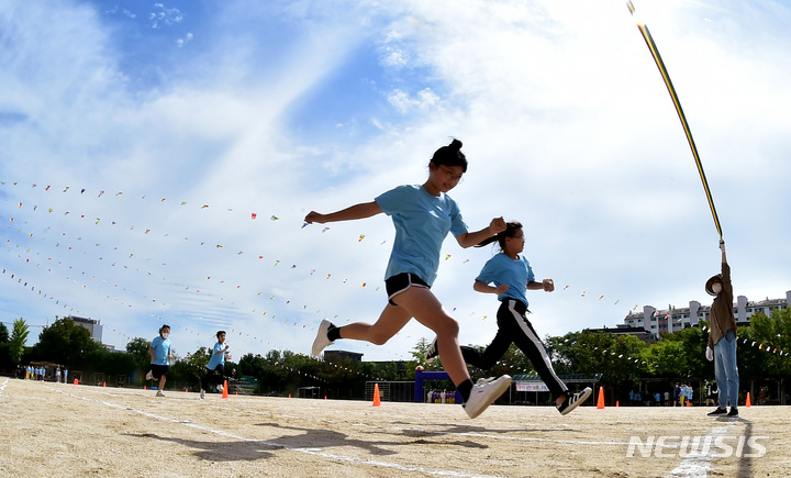 [대구=뉴시스] 가을운동회가 열린 지난해 9월28일 오전 대구 동구 아양초등학교에서 학생들이 맑은 가을하늘 아래 달리기 시합을 하고 있다. (사진=뉴시스DB). 2023.03.16. photo@newsis.com