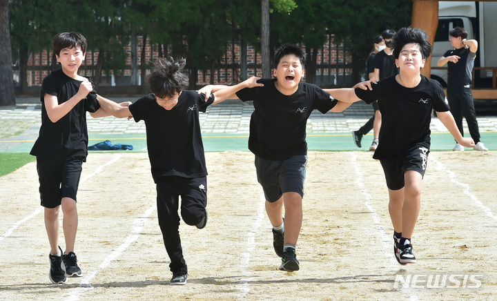 [대구=뉴시스] 이무열 기자 = 가을운동회가 열린 지난해 9월28일 오전 대구 동구 아양초등학교에서 학생들이 마스크를 벗고 달리기 시합을 하고 있다. 2023.01.27. lmy@newsis.com