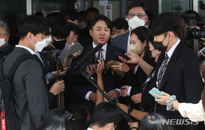 [서울=뉴시스] 국회사진기자단 = 이준석 국민의힘 전 대표가 28일 서울 양천구 서울남부지방법원에서 열린 국민의힘 당헌 효력 정지 가처분 심문을 마치고 법원을 나서며 취재진의 질문을 받고 있다. 서울남부지법 민사51부(황정수 수석부장판사)는 이날 이 전 대표가 국민의힘과 정진석 비대위원장 및 비대위원 6명을 상대로 낸 3∼5차 가처분 신청 사건을 심문했다.   2022.09.28. photo@newsis.com