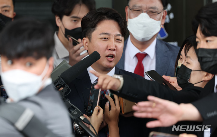 [서울=뉴시스] 국회사진기자단 = 국민의힘 이준석 전 대표가 지난 28일 서울 양천구 서울남부지방법원에서 열린 국민의힘 당헌 효력 정지 가처분 신청 사건 심문을 마친 뒤 청사를 나서며 기자들의 질문에 답하고 있다. 2022.09.28. photo@newsis.com