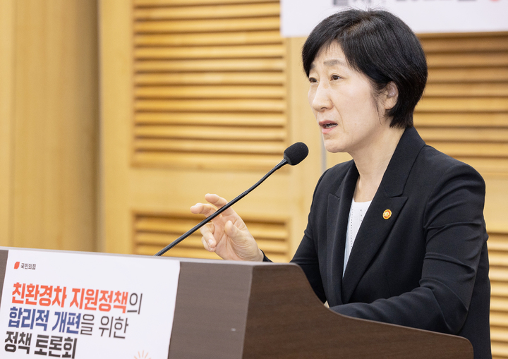 [서울=뉴시스] 한화진 환경부 장관이 지난달 28일 서울 영등포구 여의도 국회에서 열린 친환경차 지원정책 개편을 위한 정책 토론회에 참석해 환영사를 하고 있다. (사진=환경부 제공) 2022.09.28. photo@newsis.com *재판매 및 DB 금지