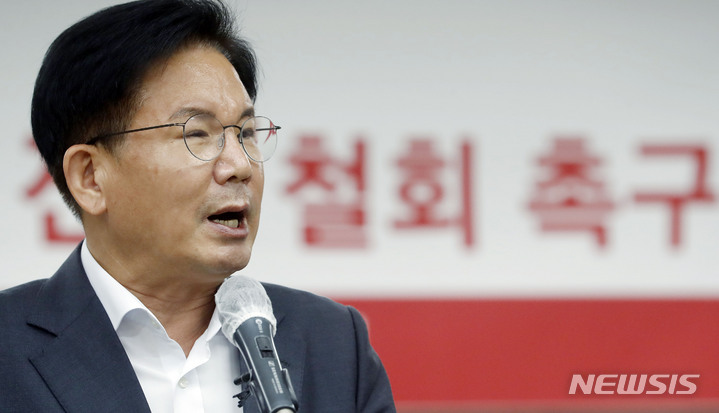 [서울=뉴시스] 최동준 기자 = 박강수 마포구청장이 지난 9월28일 서울 마포구청에서 광역자원회수시설 입지선정 철회 촉구 기자회견을 하고 있다. 2022.09.28. photocdj@newsis.com