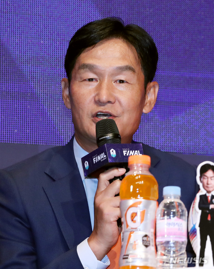[서울=뉴시스] 김진아 기자 = 강원 FC 최용수 감독이 28일 서울 마포구 누리꿈스퀘어에서 열린 '하나원큐 K리그1 2022 파이널라운드 미디어데이'에서 인사말을 하고 있다. 2022.09.28. bluesoda@newsis.com