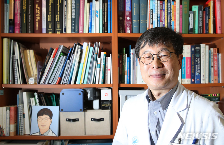 [서울=뉴시스] 조수정 기자 = 이재철 서울아산병원 종양내과 교수가 지난 23일 연구실에서 국내 최초로 통합진료 시스템을 시행하고 있는 서울아산병원 암병원의 폐암센터와 비소세포폐암의 치료과정 및 3세대 EGFR-TKI(EGFR 변이 티로신 키나제 저해제)의 임상적 유용성에 대해 설명하고 있다. 2022.10.03. chocrystal@newsis.com