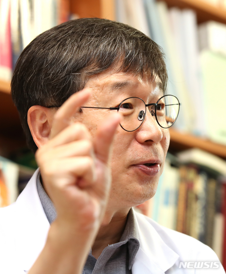 [서울=뉴시스] 조수정 기자 = 이재철 서울아산병원 종양내과 교수가 지난 23일 연구실에서 국내 최초로 통합진료 시스템을 시행하고 있는 서울아산병원 암병원의 폐암센터와 비소세포폐암의 치료과정 및 3세대 EGFR-TKI(EGFR 변이 티로신 키나제 저해제)의 임상적 유용성에 대해 설명하고 있다. 2022.10.03. chocrystal@newsis.com