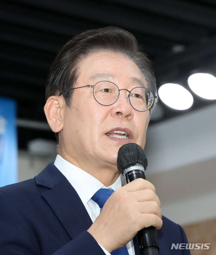 [제주=뉴시스] 우장호 기자 = 이재명 더불어민주당 대표가 28일 오후 제주시 용담동 제주미래컨벤션센터에서 열린 제4회 제주 편 '더 나은 민주당 만들기' 타운홀 미팅에 참석해 발언하고 있다. 2022.09.28. woo1223@newsis.com