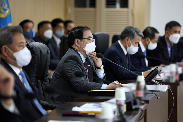 [서울=뉴시스] 김성한 국가안보실장이 28일 용산 대통령실 국가위기관리센터에서 북한의 단거리 탄도미사일 발사 관련 긴급 국가안전보장회의(NSC) 상임위원회를 주재하고 있다. (사진=대통령실 제공) 2022.09.28. photo@newsis.com *재판매 및 DB 금지