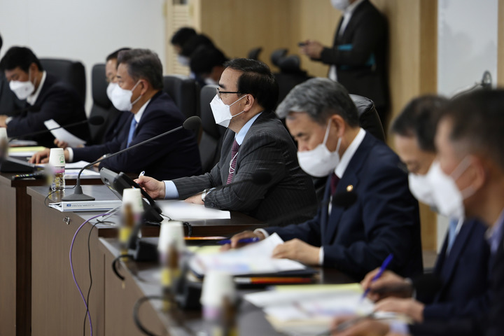 [서울=뉴시스] 김성한 국가안보실장이 28일 용산 대통령실 국가위기관리센터에서 북한의 단거리 탄도미사일 발사 관련 긴급 국가안전보장회의(NSC) 상임위원회를 주재하고 있다. (사진=대통령실 제공) 2022.09.28. photo@newsis.com *재판매 및 DB 금지