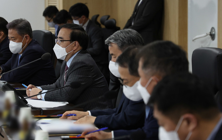 [서울=뉴시스] 김성한 국가안보실장이 28일 용산 대통령실 국가위기관리센터에서 북한의 단거리 탄도미사일 발사 관련 긴급 국가안전보장회의(NSC) 상임위원회를 주재하고 있다. (사진=대통령실 제공) 2022.09.28. photo@newsis.com *재판매 및 DB 금지