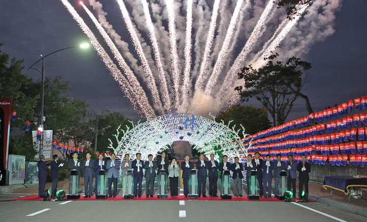 [산청=뉴시스]산청한방약초축제 성공개최 기원 점등식. *재판매 및 DB 금지