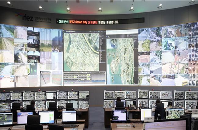 인천광역시에서 운영 중인 '스마트시티 통합운영센터'. 실시간 관제와 경찰 공조체계 운영으로 긴급 상황에 대응하고 운영센터를 중심으로 정보통신망과 지능화된 공공시설 통합관리가 가능하다. (사진 제공=국토부) *재판매 및 DB 금지