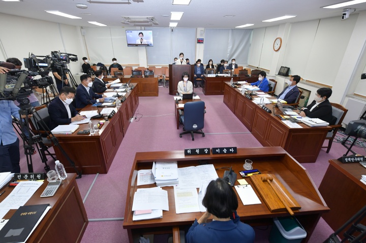 [제주=뉴시스] 29일 제주도의회 문화관광체육위원회 회의실에서 이선화 제주국제컨벤션센터 대표이사 후보자에 대한 인사청문회가 열리고 있다. (사진=제주도의회 제공) 2022.09.29. photo@newsis.com *재판매 및 DB 금지