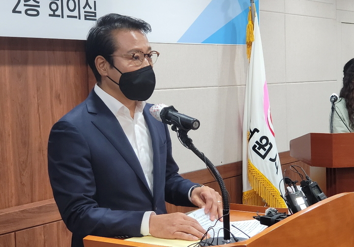 29일 남원시청에서 열린 '남원관광지 민간개발사업 관련 기자회견', 최경식 시장이 특혜의혹이 불거진 해당사업에 대해 설명하고 있다. *재판매 및 DB 금지