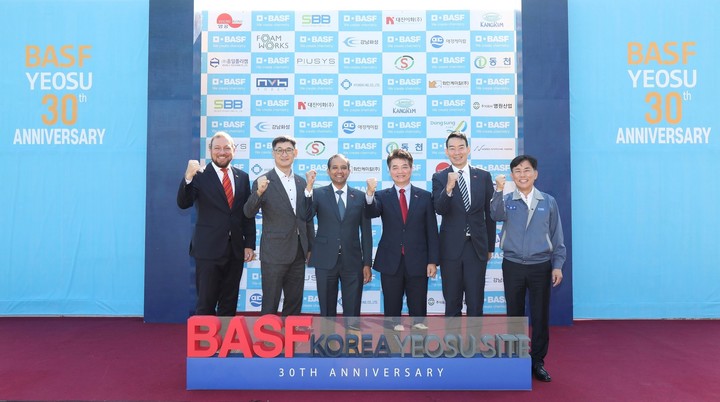 [서울=뉴시스]바스프 여수공장 준공 30주년 기념식에 참석한 (왼쪽부터) 바스프 그룹 전자재료 반도체 사업부 옌스 리베르만 사장, 한국바스프㈜ 임윤순 대표이사, 바스프 그룹 모노머 사업부문 글로벌 총괄 람쿠마 드루바 사장, 바스프 그룹 아태지역 모노머 기술 및 오퍼레이션 부문 김병연 사장, 한국바스프㈜ 스페셜티 사업부문 송준 사장, 한국바스프㈜ 이운신 여수공장장 (사진=한국바스프 제공) *재판매 및 DB 금지