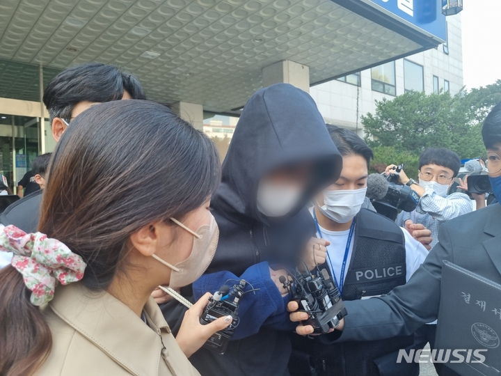 [서울=뉴시스] 박광온 기자 = 서울 신림동 고시원 건물주 사망 사건의 피의자가 29일 오후 2시23분께 영장실질심사를 받기 위해 관악경찰서에서 나오고 있다. 2022.09.29. lighton@newsis.com