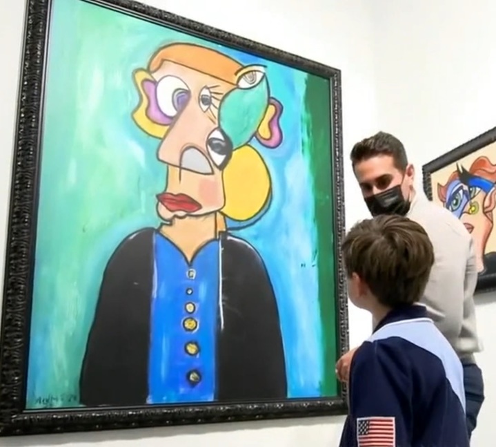 [서울=뉴시스] '리틀 피카소'라고 불리는 안드레스 발렌시아가 자신의 작품인 '관찰자'를 설명하고 있다. 작품에 관찰자라는 이름이 붙은 이유는 단순히 '눈이 많아서'이다. (사진출처: ABC뉴스 영상 캡처) 2022.09.29. *재판매 및 DB 금지