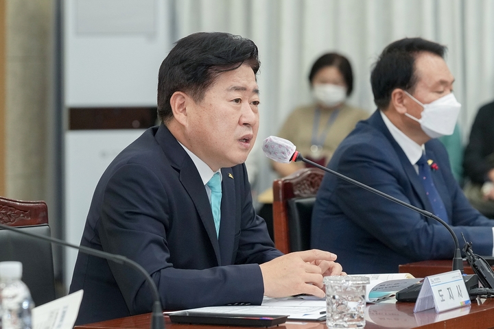 [제주=뉴시스] 29일 제주도청 탐라홀에서 열린 제주도내 37개 국가공공기관과 7개 지방공공기관이 참여하는 발전협의회 첫 전체회의에서 오영훈 제주도지사가 인사말을 하고 있다. (사진=제주도 제공) 2022.09.29. photo@newsis.com *재판매 및 DB 금지