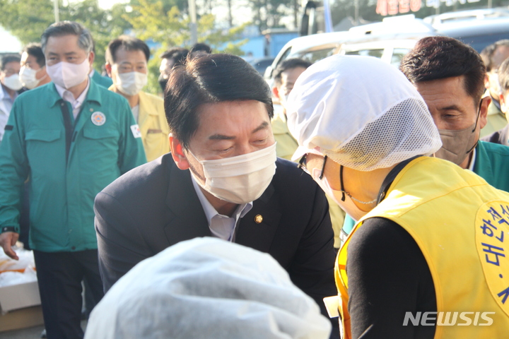 [포항=뉴시스] 이바름 기자 = 안철수 국민의힘 의원이 지난달 29일 오후 제11호 태풍 '힌남노' 이재민 대피소인 경북 포항시 남구 대송면복지회관을 찾아 자원봉사자들에게 고마움을 전하고 있다. 2022.09.29. right@newsis.com