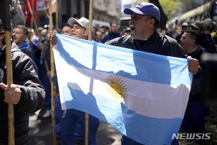 [부에노스아이레스=AP/뉴시스] 14일(현지시간) 아르헨티나의 연간 물가상승률이 1991년 이후 처음으로 100%를 넘어섰다. 사진은 지난해 9월28일 아르헨티나 부에노스아이레스의 노동부 밖에서 타이어 제조 노동자들이 높은 인플레이션에 연동된 임금 인상을 요구하며 시위를 벌이는 모습. 2022.09.29.
