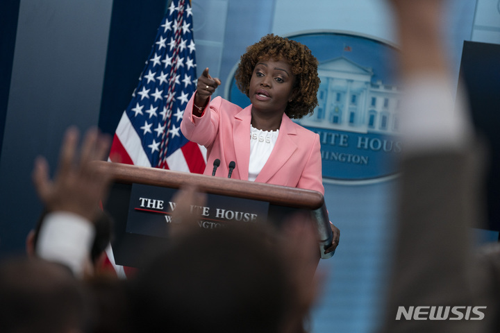[워싱턴=AP/뉴시스] 카린 장-피에르 백악관 대변인이 28일(현지시간) 백악관에서 일일 브리핑을 하고 있다. 2022.09.29.