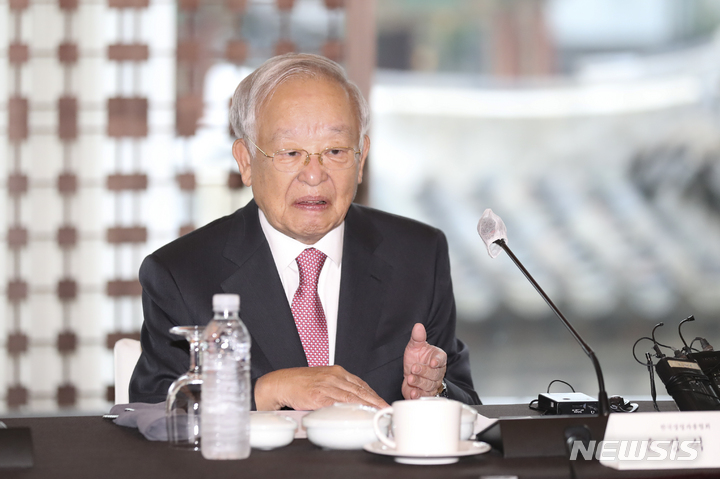 [서울=뉴시스] 김근수 기자 = 손경식 한국경영자총협회 회장이&nbsp; 29일 오전 서울 중구 웨스틴 조선 서울에서 열린 싱하이밍 주한중국대사 초청 경총 회장단 간담회에서 인사말을 하고 있다. 2022.09.29. ks@newsis.com