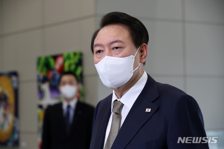 [서울=뉴시스] 홍효식 기자 = 윤석열 대통령이 29일 서울 용산 대통령실 청사로 출근하며 취재진 질문에 답하고 있다. 2022.09.29. yesphoto@newsis.com