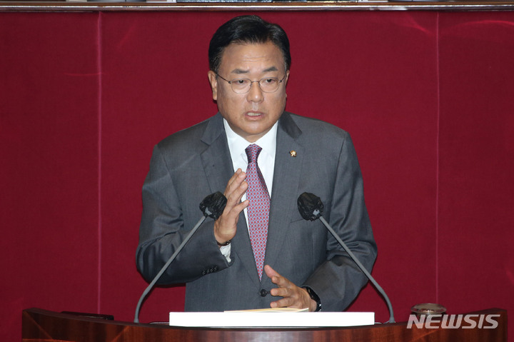 [서울=뉴시스] 김선웅 기자 = 정진석 국민의힘 비상대책위원장이 29일 서울 여의도 국회에서 열린 본회의에서 교섭단체 대표연설을 하고 있다. (공동취재사진) 2022.09.29. photo@newsis.com