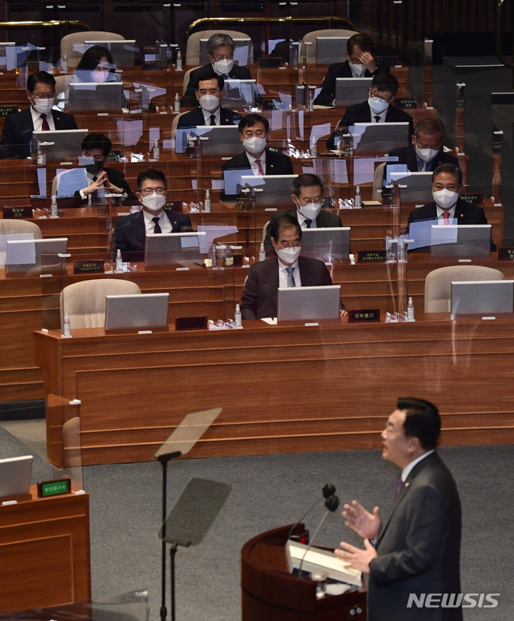 [서울=뉴시스] 김선웅 기자 = 정진석 국민의힘 비상대책위원장이 29일 오전 서울 여의도 국회에서 열린 본회의에서 교섭단체 대표연설을 하는 가운데, 한덕수 총리를 비롯한 국무위원들이 연설을 듣고 있다. (공동취재사진) 2022.09.29. photo@newsis.com