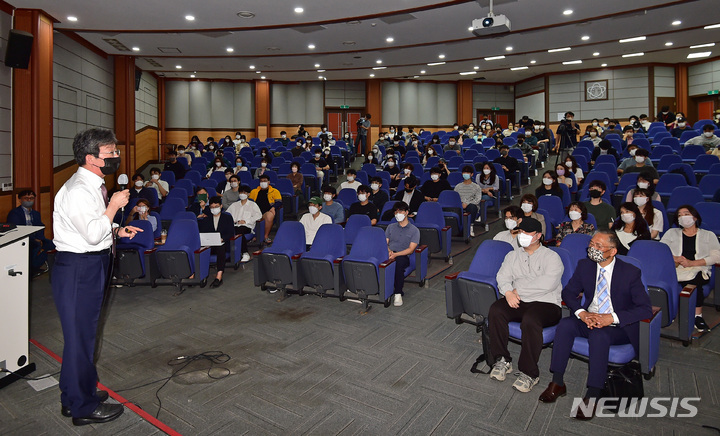 [대구=뉴시스] 이무열 기자 = 유승민 전 의원이 29일 오전 대구 북구 경북대학교에서 ‘무능한 정치를 바꾸려면’을 주제로 특강하고 있다. 2022.09.29. lmy@newsis.com