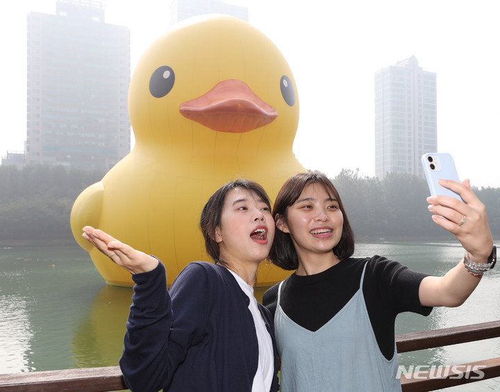 [서울=뉴시스] 조수정 기자 = 29일 서울 송파구 석촌호수 동호에서 열린 '러버덕 프로젝트 서울 2022'에서 시민들이 핸드폰으로 사진을 찍고 있다. 2022.09.29. chocrystal@newsis.com