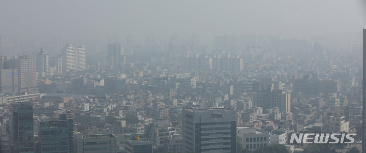 [서울=뉴시스] 조수정 기자 = 서울지역 초미세먼지 나쁨을 보인 9일 오전 서울 도심이 뿌옇게 보이고 있다. 2022.09.29. chocrystal@newsis.com