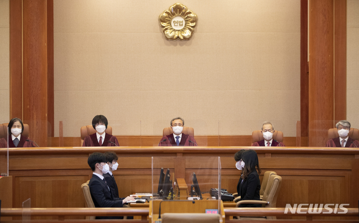 [서울=뉴시스] 김근수 기자 = 유남석 헌법재판소장과 헌법재판관들이 29일 서울 헌법재판소에서 9월 심판사건 선고를 하기 전 자리에 앉아 있다. 2022.09.29. ks@newsis.com