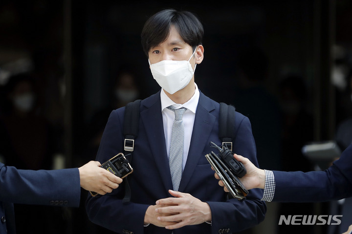 [서울=뉴시스] 최동준 기자 = '타다' 운영으로 운수사업법 위반 혐의로 기소된 타다 운영사인 박재욱 전 VCNC 대표가 29일 서울 서초구 서울중앙지법에서 열린 항소심 공판에서 무죄를 선고 받고 취재진 질문에 답변하고 있다. 2022.09.29. photocdj@newsis.com