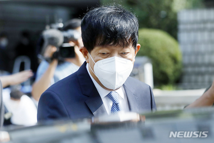 [서울=뉴시스] 최동준 기자 = '타다' 운영으로 운수사업법 위반 혐의로 기소된 이재웅 전 쏘카 대표가 지난해 9월29일 서울 서초구 서울중앙지법에서 열린 항소심 공판에서 무죄를 선고 받고 법원을 나서고 있다. 2022.09.29. photocdj@newsis.com