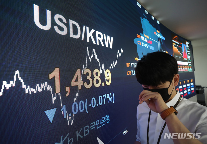 [서울=뉴시스] 고범준 기자 = 코스피가 전 거래일(2169.29)대비 1.64포인트(0.08%) 오른 2170.93에 마감한 29일 오후 서울 영등포구 여의도 KB국민은행 스마트딜링룸에서 직원이 업무를 보고 있다. 이날 코스닥지수는 전 거래일(673.87)대비 1.20포인트(0.18%) 상승한 675.07에, 서울 외환시장에서 원·달러 환율은 전 거래일(1439.9원)보다 1원 내린 1438.9원에 마감했다. 2022.09.29. bjko@newsis.com