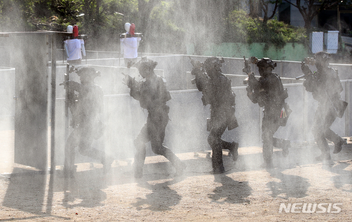 [서울=뉴시스] 고승민 기자 = 29일 서울경찰특공대 훈련장에서 열린 2022년 서울경찰청 주관 대테러 관계기관 합동훈련에서 경찰특공대, 수도방위사령부, 소방 등 유관기관 관계자들이 드론 이용 폭발물, 화생방, 인질 테러 등 상황을 가정한 대비 훈련을 하고 있다. 2022.09.29. kkssmm99@newsis.com