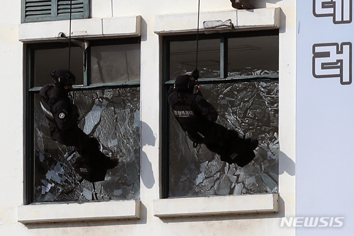 [서울=뉴시스] 고승민 기자 = 29일 서울경찰특공대 훈련장에서 열린 2022년 서울경찰청 주관 대테러 관계기관 합동훈련에서 경찰특공대, 수도방위사령부, 소방 등 유관기관 관계자들이 드론 이용 폭발물, 화생방, 인질 테러 등 상황을 가정한 대비 훈련을 하고 있다. 2022.09.29. kkssmm99@newsis.com