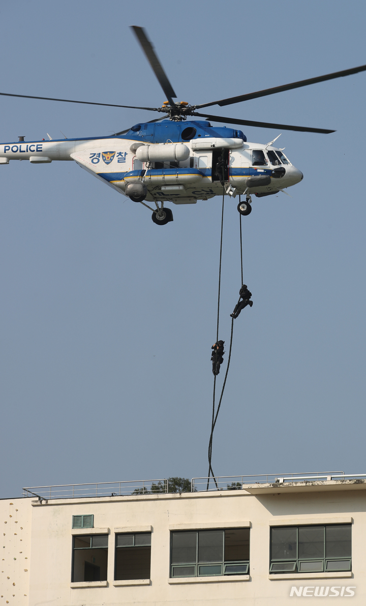 [서울=뉴시스] 고승민 기자 = 29일 서울경찰특공대 훈련장에서 열린 2022년 서울경찰청 주관 대테러 관계기관 합동훈련에서 경찰특공대, 수도방위사령부, 소방 등 유관기관 관계자들이 드론 이용 폭발물, 화생방, 인질 테러 등 상황을 가정한 대비 훈련을 하고 있다. 2022.09.29. kkssmm99@newsis.com