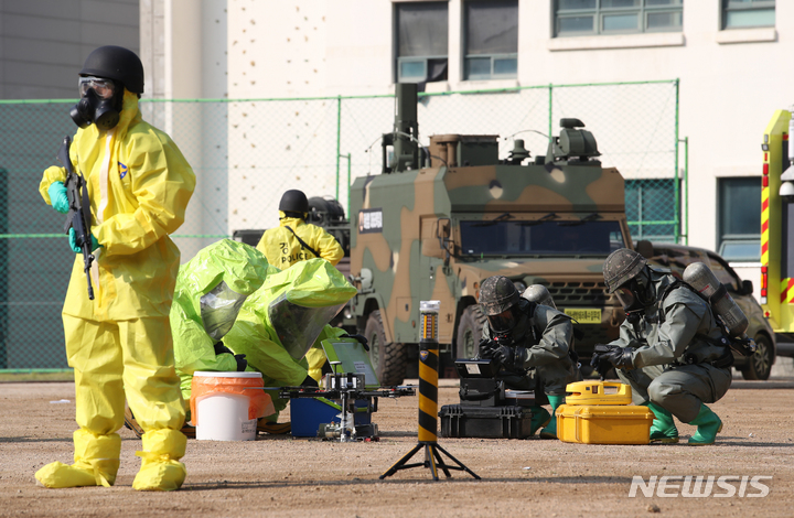 [서울=뉴시스] 고승민 기자 = 29일 서울경찰특공대 훈련장에서 열린 2022년 서울경찰청 주관 대테러 관계기관 합동훈련에서 경찰특공대, 수도방위사령부, 소방 등 유관기관 관계자들이 드론 이용 폭발물, 화생방, 인질 테러 등 상황을 가정한 대비 훈련을 하고 있다. 2022.09.29. kkssmm99@newsis.com