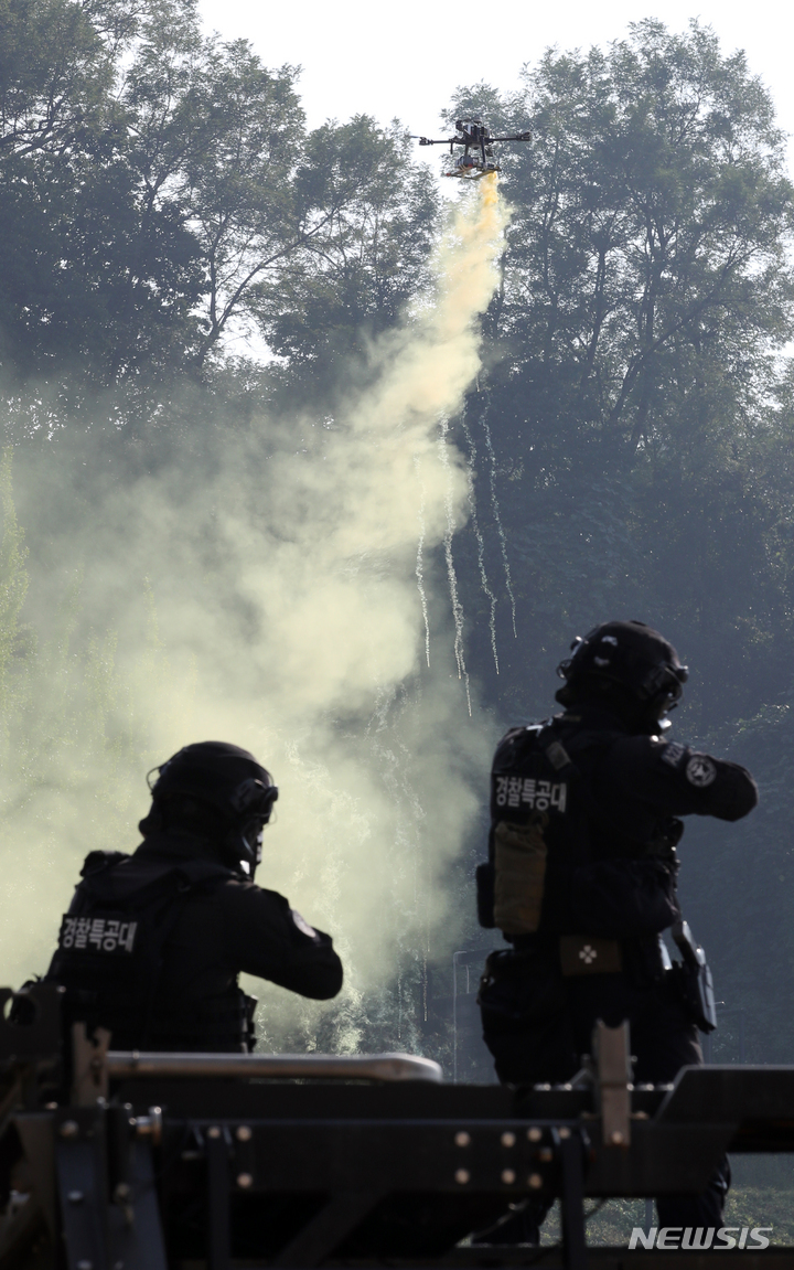 [서울=뉴시스] 고승민 기자 = 29일 서울경찰특공대 훈련장에서 열린 2022년 서울경찰청 주관 대테러 관계기관 합동훈련에서 경찰특공대, 수도방위사령부, 소방 등 유관기관 관계자들이 드론 이용 폭발물, 화생방, 인질 테러 등 상황을 가정한 대비 훈련을 하고 있다. 2022.09.29. kkssmm99@newsis.com