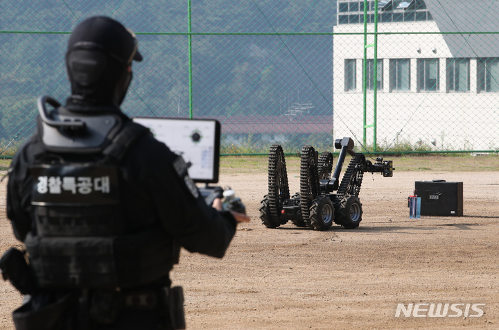 [서울=뉴시스] 고승민 기자 = 29일 서울경찰특공대 훈련장에서 열린 2022년 서울경찰청 주관 대테러 관계기관 합동훈련에서 경찰특공대, 수도방위사령부, 소방 등 유관기관 관계자들이 드론 이용 폭발물, 화생방, 인질 테러 등 상황을 가정한 대비 훈련을 하고 있다. 2022.09.29. kkssmm99@newsis.com