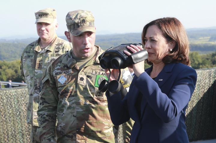 [파주=뉴시스] 사진공동취재단 = 카멀라 해리스 미국 부통령이 29일 경기 파주시 오울렛 OP에서 북한지역을 바라보고 있다. 2022.09.29. photo@newsis.com