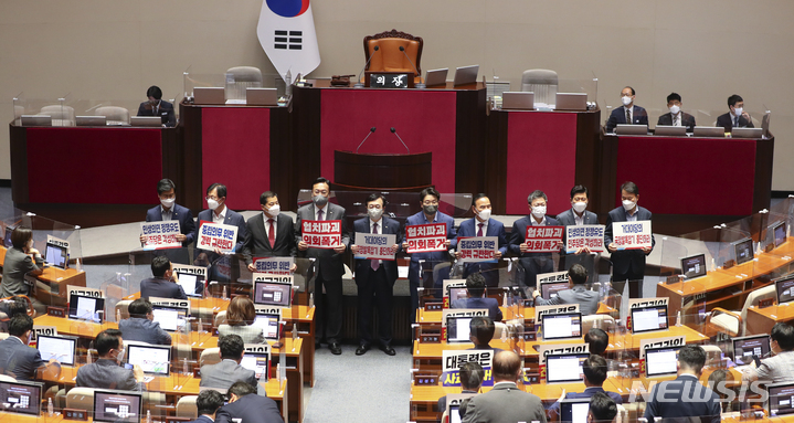 [서울=뉴시스] 최진석 기자 = 국민의힘 정진석 비상대책위원장을 비롯한 의원들이 29일 서울 여의도 국회에서 열린 제400회 국회(정기회) 제09차 본회의에서 피켓을 들고 있다. 2022.09.29. myjs@newsis.com