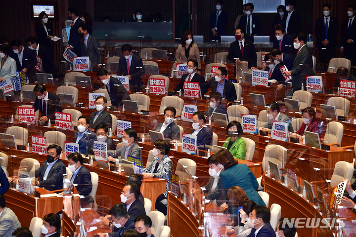 [서울=뉴시스] 최진석 기자 = 국민의힘 의원들이 29일 오후 서울 여의도 국회 본회의에서 '협치파괴 의회폭고' 해임건의안 즉간 철회하라' 등의 피켓을 자리에 붙이며 국무위원(외교부장관 박진)해임건의안에 대한 반대의사를 보이고 있다. (공동취재사진) 2022.09.29. photo@newsis.com
