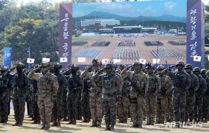 [계룡=뉴시스] 사진공동취재단 = 29일 충남 계룡시 계룡대에서 열린 제74주년 국군의 날 미디어데이에서 군 장병들이 열병하고 있다. 2022.10.01 photo@newsis.com