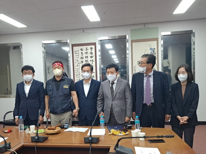 [수원=뉴시스] 김동연 경기도지사와 경기도버스노동조합협의회·경기도버스운송사업조합 관계자 등이 합의서에 서명한 뒤 기념사진을 찍고 있다. (사진=경기도버스노동조합협의회 제공) *재판매 및 DB 금지